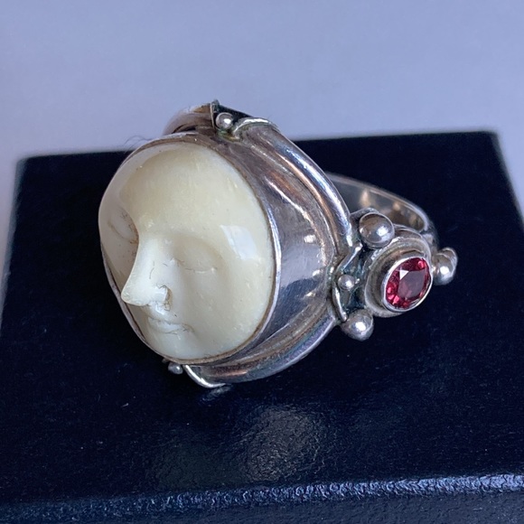 Vintage Sterling Serene Moon Face Ring. Garnet stones on each side. Size 8.5 - Picture 2 of 7